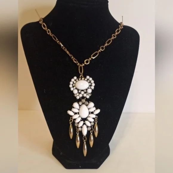 18 in white / gold beads & rhinestones gold toned metal  necklace NWOT - Picture 2 of 3